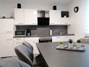 Réfrigérateur, micro-ondes, plaque de cuisson, lave-vaisselle