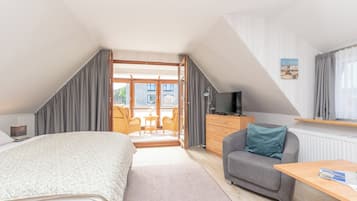 Deluxe Double Room | Individually decorated, individually furnished, blackout drapes