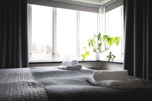 Tabla de planchar con plancha, wifi gratis y ropa de cama 