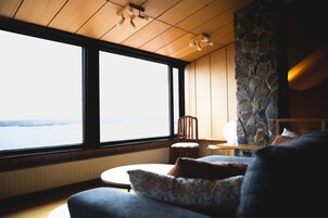 Tabla de planchar con plancha, wifi gratis y ropa de cama 