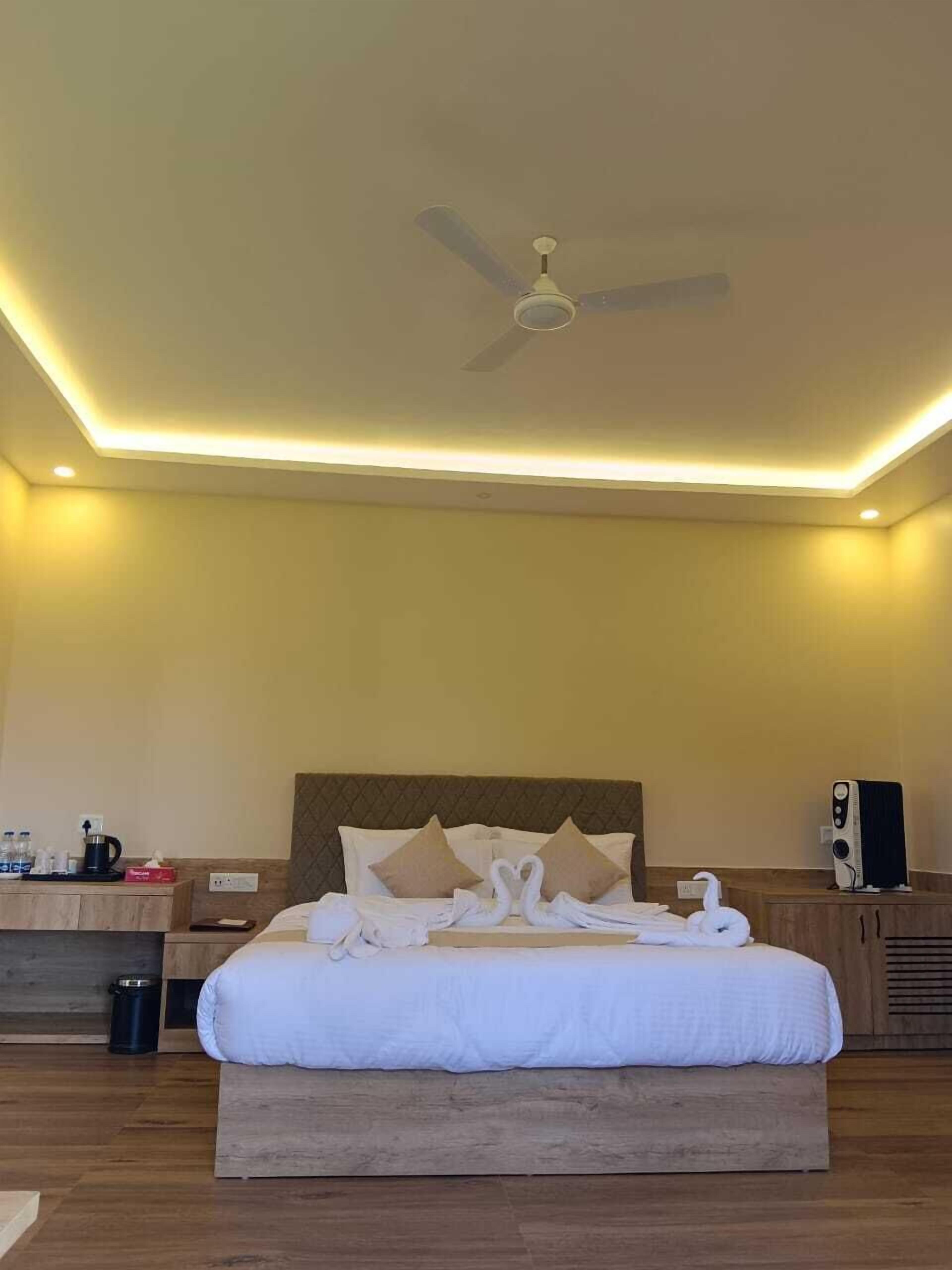 Quarto luxo | Banheiro | Chuveiro, chuveiro com efeito de chuva, toalhas de banho 