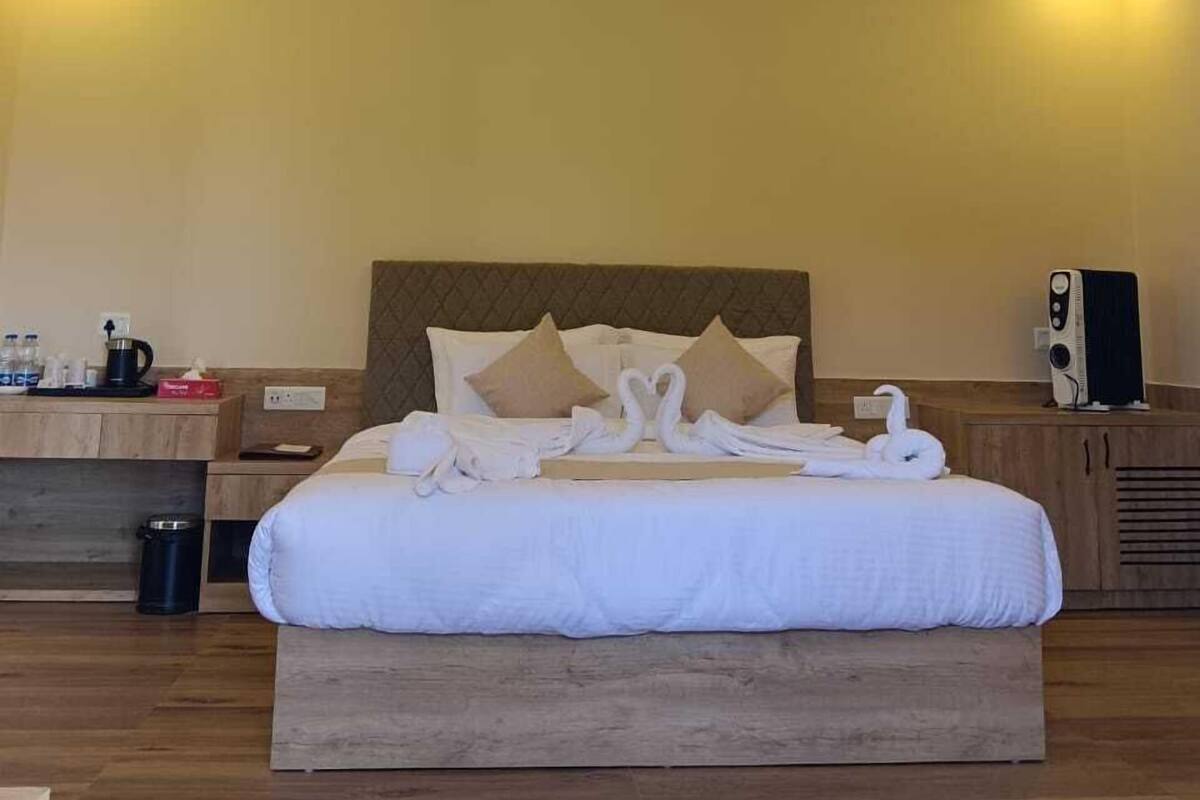 Quarto luxo | Banheiro | Chuveiro, chuveiro com efeito de chuva, toalhas de banho