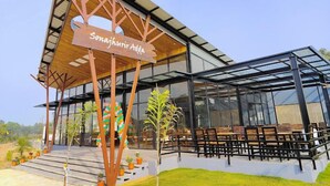 A modern building with a sign reading "Sonajhuri Adda". - Hotel Sonajhurir Adda - Shantiniketan  (Bolpur)