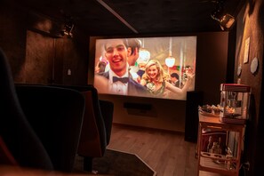 Stuga Design - utsikt mot dalen | Vardagsrum | En tv-spelskonsol och golvvärme