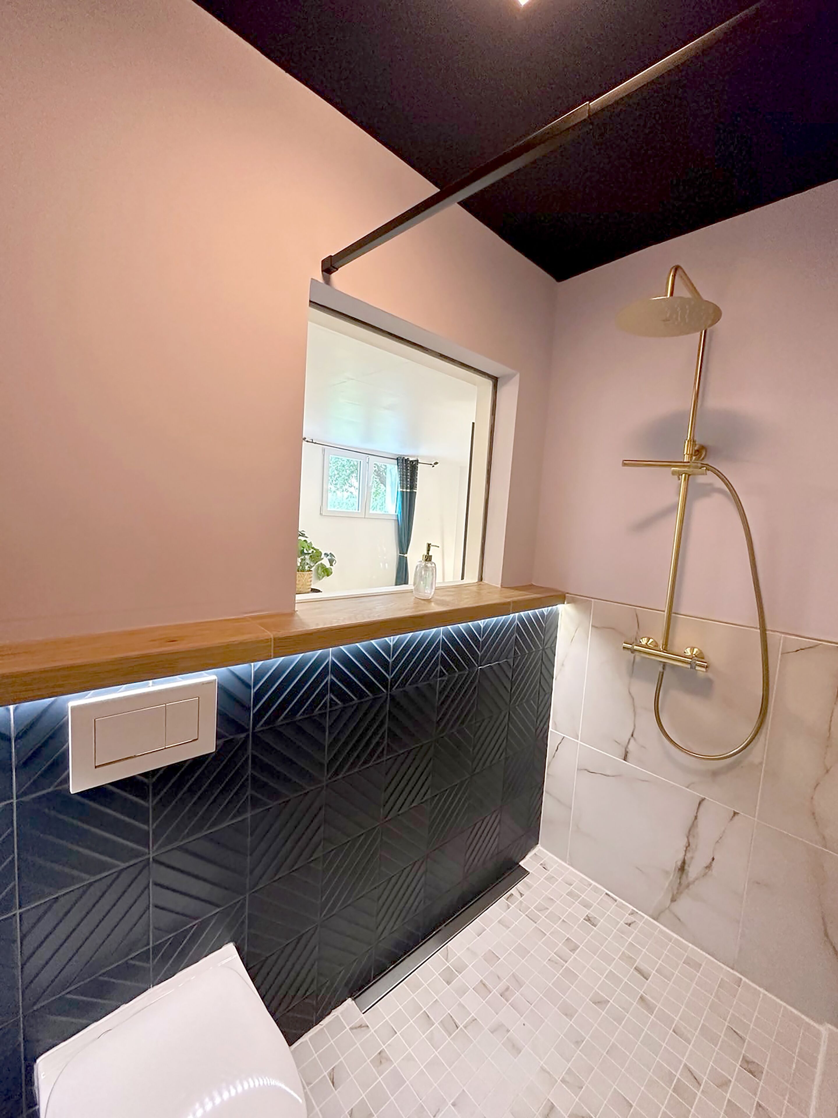 Chaumière Design, vue sur la vallée | Salle de bain | Douche, douche cascade, séchoir à cheveux, peignoirs