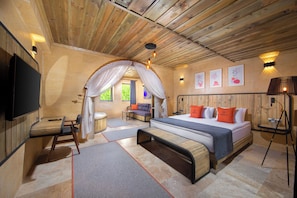 Royal Room | Egyptian cotton sheets, premium bedding, down comforters