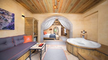 Royal Room, 1 Bedroom, Jetted Tub | Egyptian cotton sheets, premium bedding, Tempur-Pedic beds, minibar