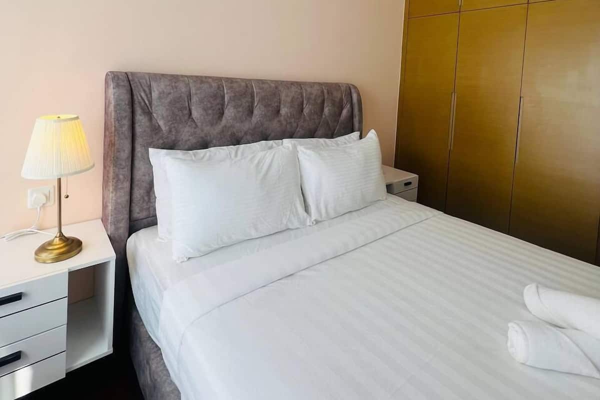 Cortines opaques, planxa i posts de planxar i wifi gratuïta 