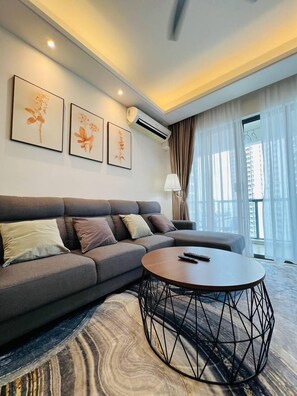 Habitación triple familiar | Área de sala de estar