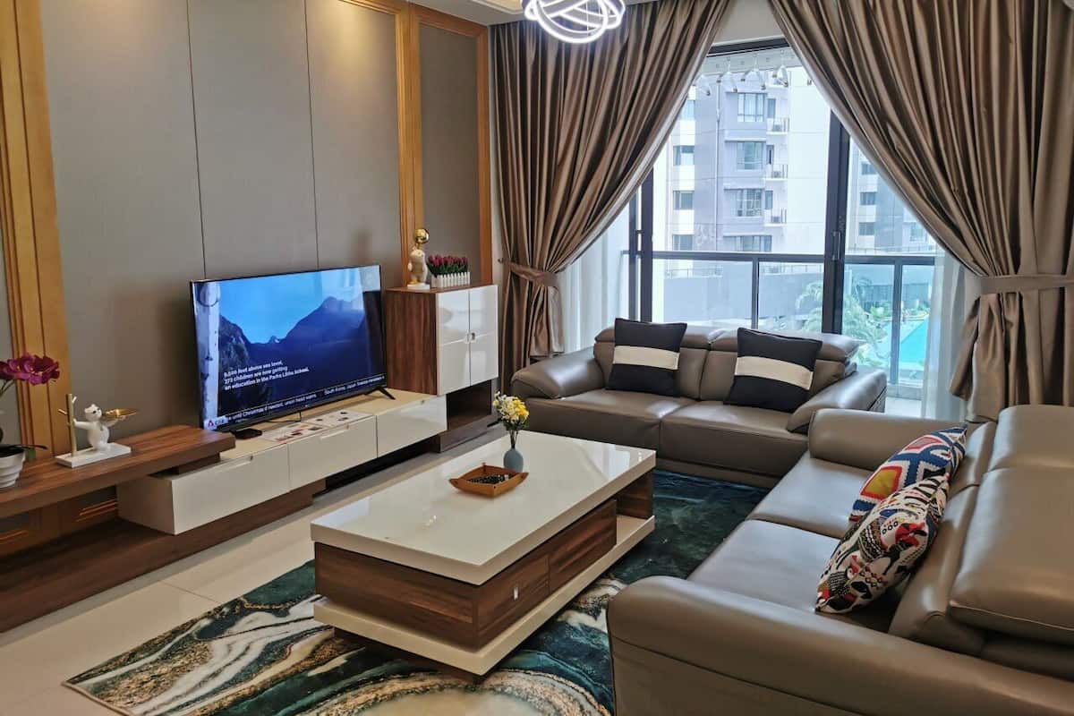 Un saló modern amb televisió pantalla plana, sofà de cuir i taula de centre.