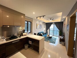 Apartemen Keluarga | Dapur pribadi | Lemari es, microwave, dan peralatan masak/sendok-piring