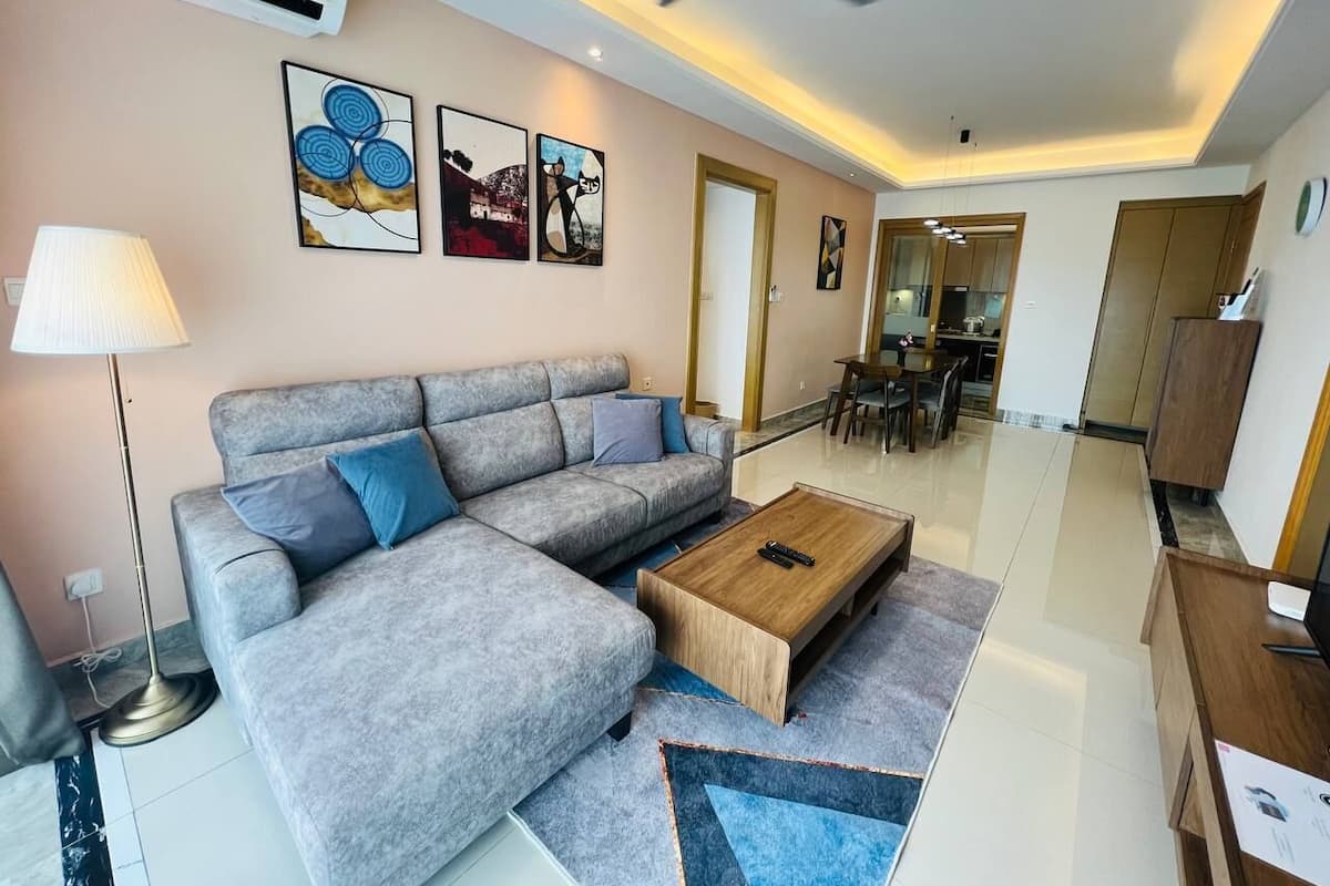 Habitación tradicional con 2 camas individuales | Área de sala de estar