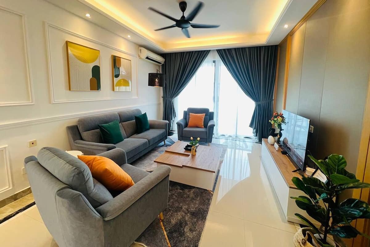 Habitación triple urbana | Área de sala de estar