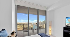 2 habitaciones, escritorio y tabla de planchar con plancha