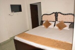 Soundproofing, free WiFi, bed sheets - Hotel Holiday (Bharatpur)