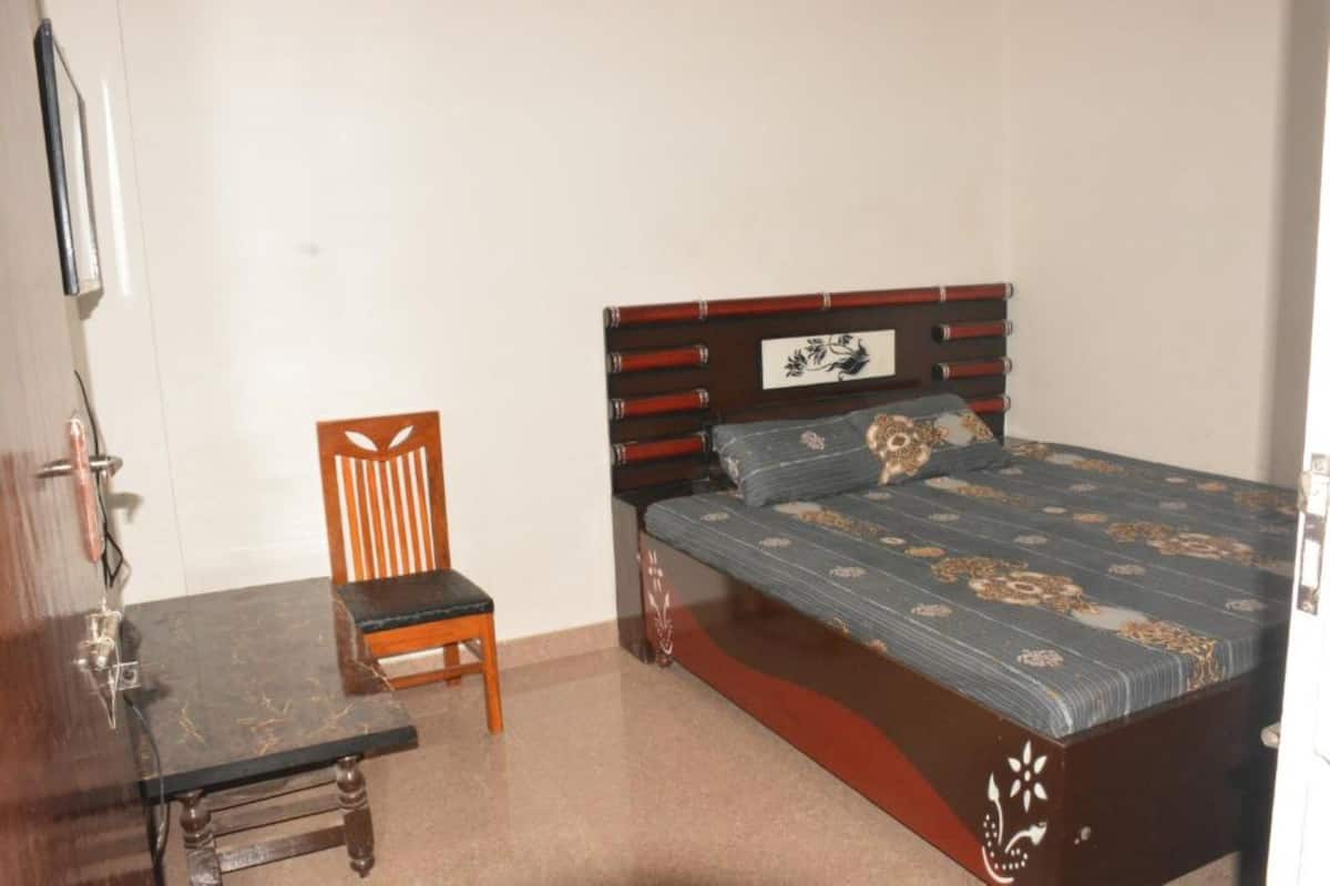 Quartos à prova de som, Wi-Fi de cortesia, roupa de cama