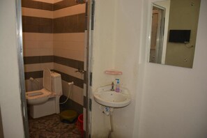 Chuveiro, chuveiro com efeito de chuva, toalhas de banho, sabonete