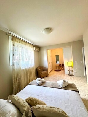 3 slaapkamers, een strijkplank/strijkijzer, wifi, beddengoed