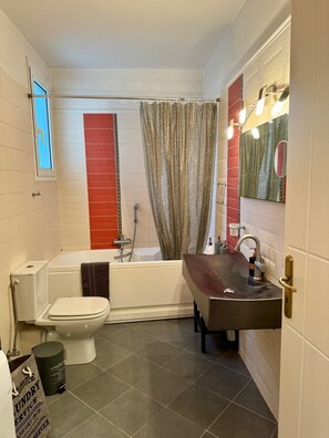 Een douche, een haardroger, handdoeken