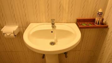 Room, 1 Bedroom, Accessible, Smoking | Bathroom