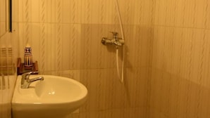 Une salle de bain avec une douche, un lavabo et des toilettes.