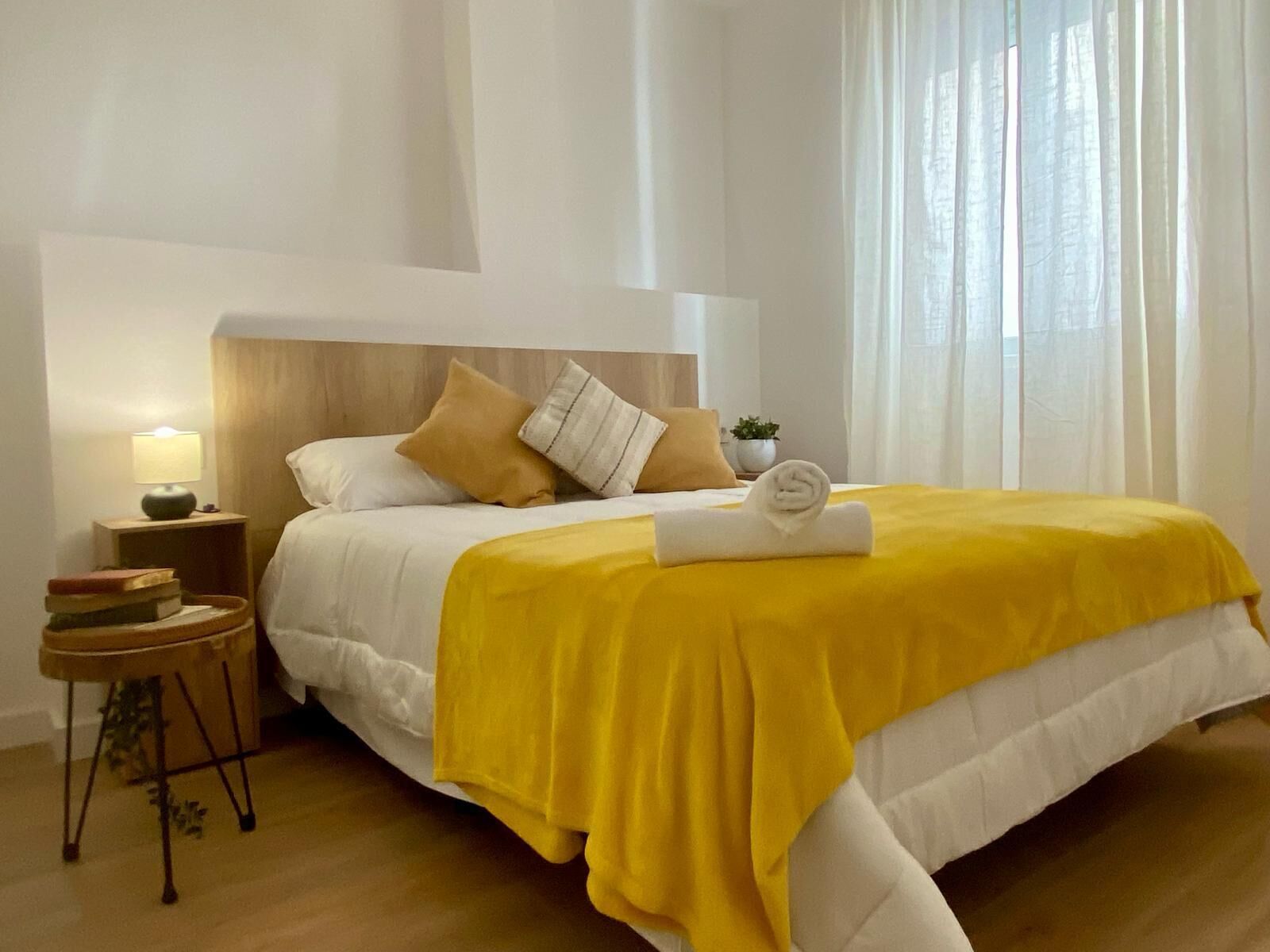 4 dormitorios, tabla de planchar con plancha, cuna de viaje