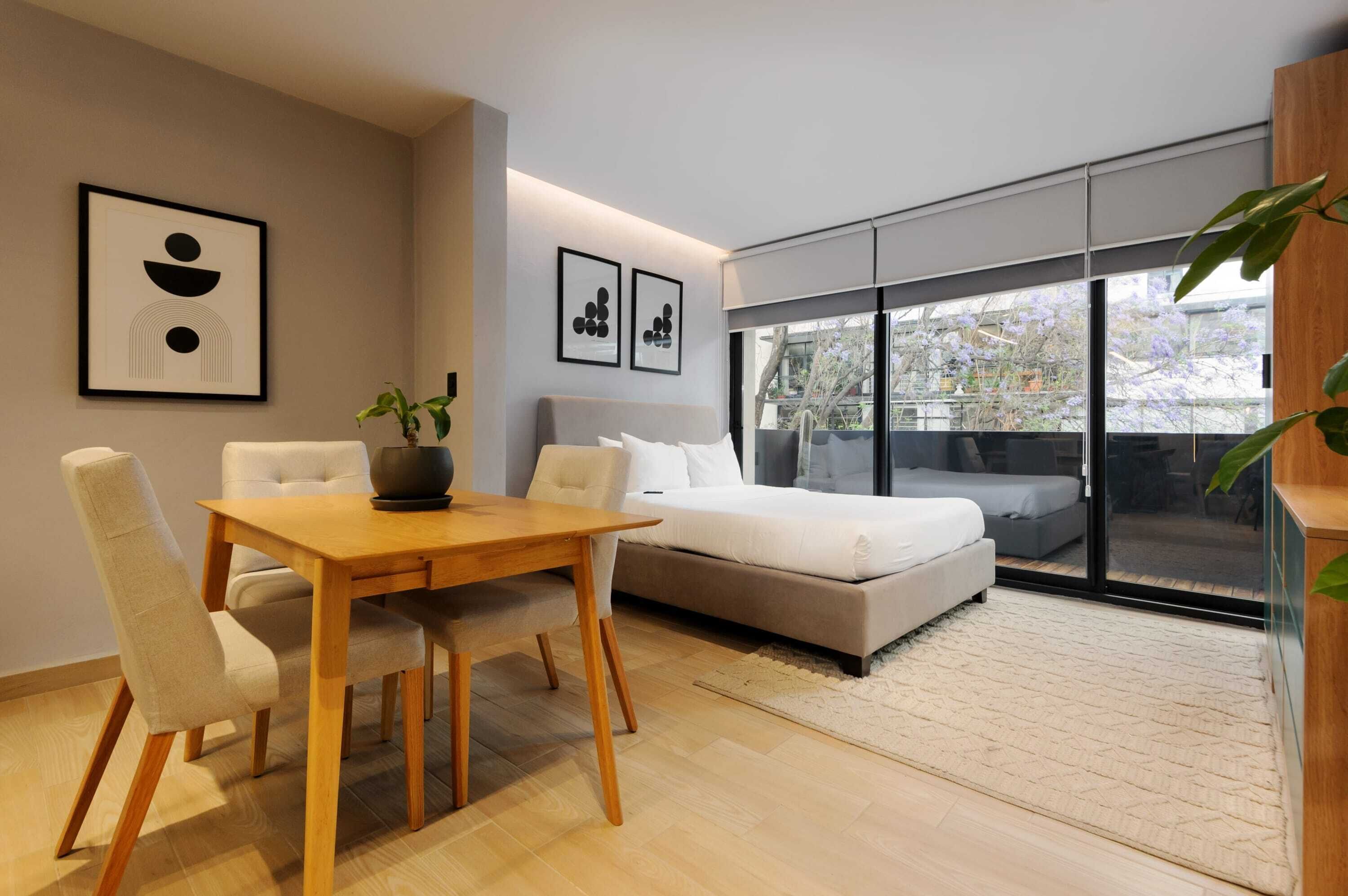 Escrivaninha, Wi-Fi, roupa de cama