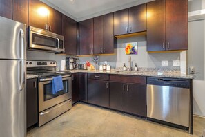 Deluxe Apartment | Dapur peribadi | Peti sejuk/penyejuk beku saiz penuh, ketuhar gelombang mikro, ketuhar 