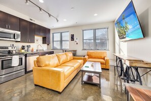 Premium Apartment | Ruang tamu | 65 inci sebuah televisyen pintar dengan digital, Netflix, Hulu