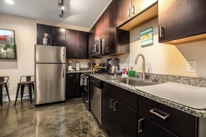 Refrigerador con freezer, microondas, horno, placa de cocina