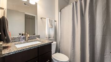 Standard-Apartment | Badezimmer | Duschwanne, kostenlose Toilettenartikel, Haartrockner, Handtücher