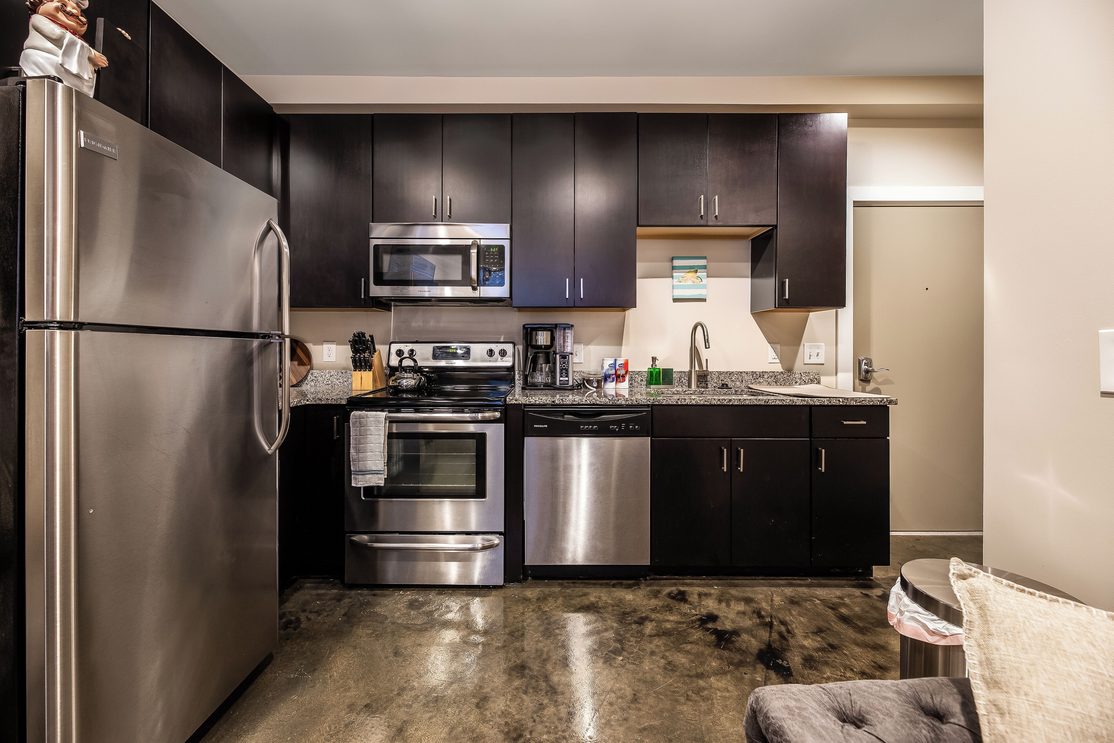 Full-size fridge, microwave, oven, stovetop