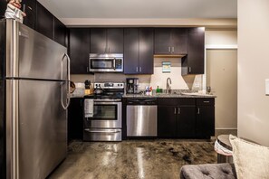 Kjøleskap, mikrobølgeovn, ovn og kokeplater