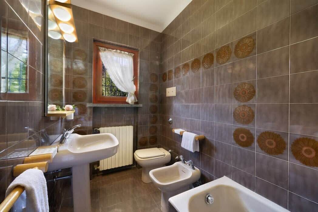 Douche, sèche-cheveux, serviettes fournies