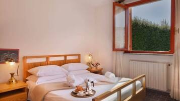 3 Schlafzimmer, Schreibtisch, Bügeleisen/Bügelbrett, Reisekinderbett