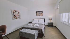 Tabla de planchar con plancha, wifi gratis y ropa de cama 