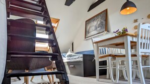 Ein Schlafzimmer mit einem Etagenbett, einem Schreibtisch, einem Stuhl und einem 'WELCOME'-Schild.