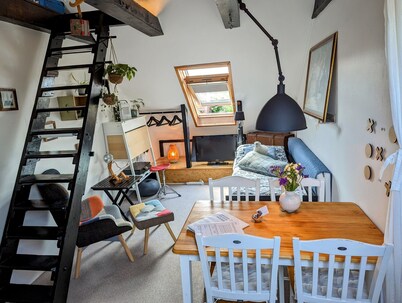 Cozy Haven - bright small rooms, near the airport, easy Public Tr@nsport 