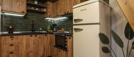 City appartement | Privékeuken | Een koelkast, een oven, een kookplaat, een koffiezetapparaat/waterkoker