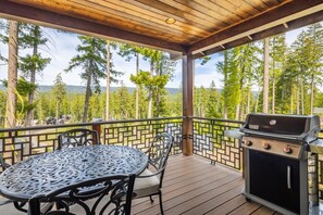 Outdoor dining - Family Retreat w/ Suncadia Pool Access (Cle Elum)