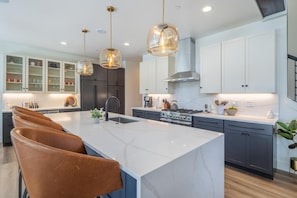 Fridge, microwave, oven, stovetop - Family-Friendly, Hot Tub & Suncadia Pool Access (Cle Elum)