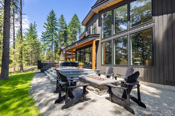 Outdoor dining - Suncadia 5 Bdrm Home Nestled in the Forest Perfect Private Retreat (Cle Elum)