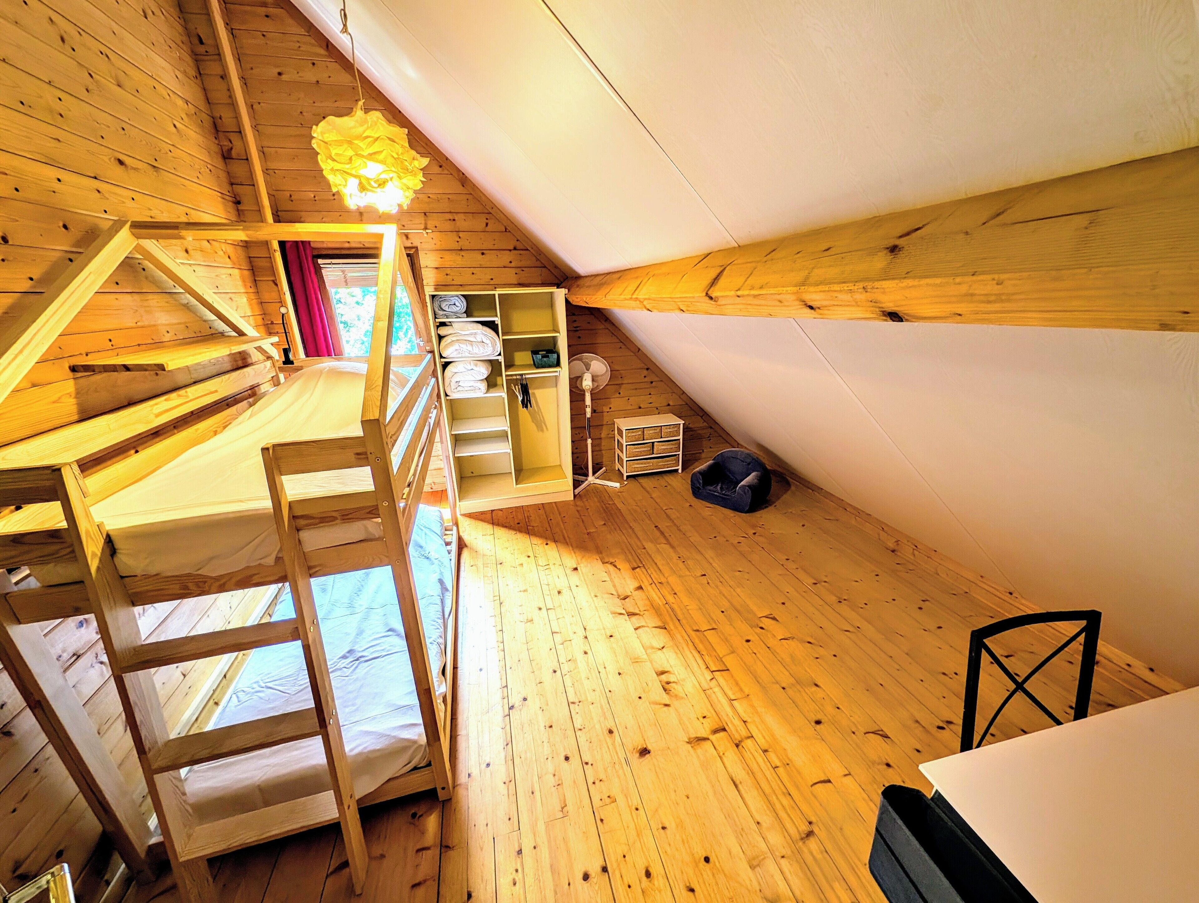 3 slaapkamers, een bureau, een strijkplank/strijkijzer, reisbedje