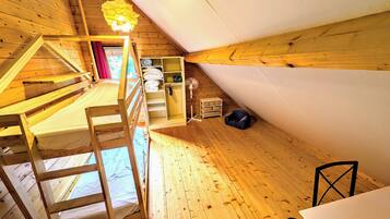 3 slaapkamers, een bureau, een strijkplank/strijkijzer, reisbedje