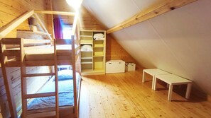 3 slaapkamers, een bureau, een strijkplank/strijkijzer, reisbedje