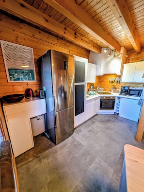 Fridge, microwave, oven, stovetop - Le Beaulieu Chalet (Beaulieu)