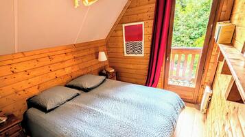 3 間睡房、書桌、熨斗/熨衫板、可攜式嬰兒床