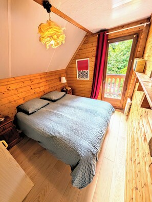 3 bedrooms, desk, iron/ironing board, travel crib