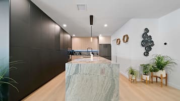 Réfrigérateur, micro-ondes, four, plaque de cuisson