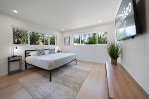 5 bedrooms, desk, travel crib, WiFi